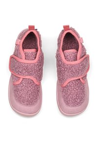 Chaussures roses et violettes avec une texture duveteuse, dotées de deux sangles réglables, d'un embout lisse et d'une semelle en caoutchouc. Doublure douce à l'intérieur.
