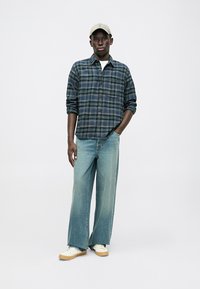 Abercrombie & Fitch LAGOON - Túlméretezett farmernadrág - blue denim