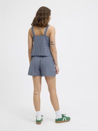 Débardeur à motif vichy bleu et blanc associé à un short assorti. Le matériau semble léger, avec des bretelles droites et une coupe décontractée.