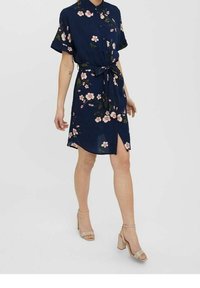 Abito blu navy con bottoni, maniche corte, motivo floreale in rosa e verde, vita con cintura, spacco laterale, tessuto leggero, lunghezza al ginocchio.