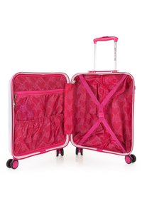 Maleta rosa expandible con cremallera blanca, el interior presenta un forro con estampado de corazones, compartimentos y correas cruzadas para un embalaje seguro.