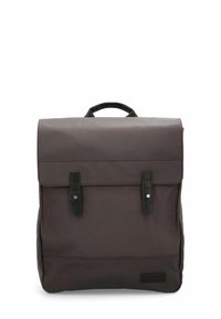 Donkerbruine stoffen rugzak met een flap die sluit, voorzien van zwarte leren banden en zilverkleurige accenten. Inclusief een handvat aan de bovenkant voor makkelijk dragen.