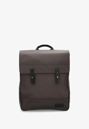 Donkerbruine stoffen rugzak met een flap die sluit, voorzien van zwarte leren banden en zilverkleurige accenten. Inclusief een handvat aan de bovenkant voor makkelijk dragen.