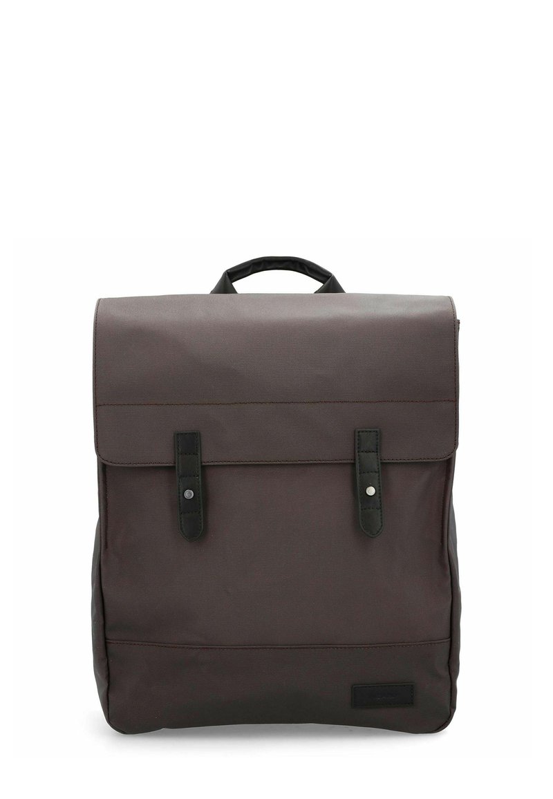 Donkerbruine stoffen rugzak met een flap die sluit, voorzien van zwarte leren banden en zilverkleurige accenten. Inclusief een handvat aan de bovenkant voor makkelijk dragen.