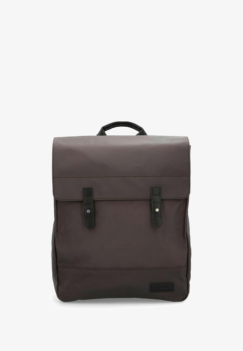 Dunkelbrauner Stoffrucksack mit einem Klappverschluss, ausgestattet mit schwarzen Lederträgern und silbernen Beschlägen. Beinhaltet einen oberen Griff für einfaches Tragen.