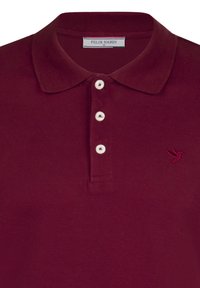 Bordeaux polo skjorte med strikket krave, tre-knaps placket og broderet fuglelogo i rød på venstre bryst. Materiale i bomuldsblanding.