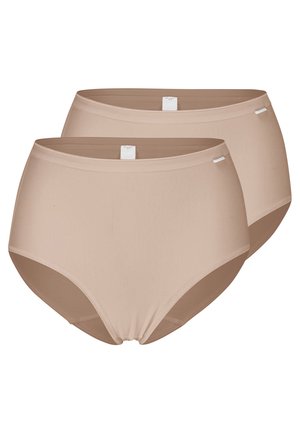 Due slip beige a vita alta per donna con bordi senza cuciture e una piccola etichetta bianca in vita.