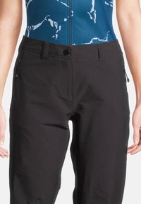 Zwarte broek met een slim fit, voorzien van een knoopsluiting, zijzakken en een gladde textuur. Het materiaal lijkt duurzaam en rekbaar.