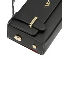 Borsa a tracolla rettangolare in pelle nera con fibbia dorata, piedi e dettaglio del logo su sfondo bianco.