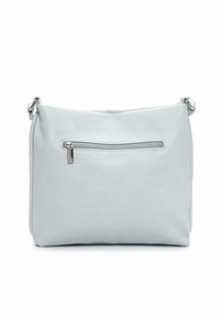 Gaiši zila ādas plecu soma ar gludu tekstūru, augšējo rāvējslēdzēja aizdari un priekšējo rāvējslēdzēja kabatu. Aprīkota ar sudraba toņa metāla elementiem.