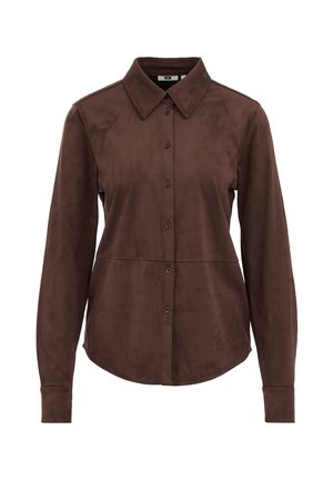 Barna szarvasbőr gombos ing hegyes gallérral, hosszú ujjakkal és elülső vállvarrással, öt illeszkedő gombbal az elülső részén.