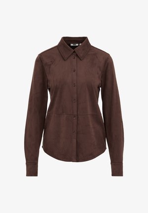 Barna szarvasbőr gombos ing hegyes gallérral, hosszú ujjakkal és elülső vállvarrással, öt illeszkedő gombbal az elülső részén.