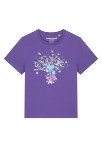 T-shirt en coton violet avec un design d'arbre coloré aux feuilles bleues, roses et rouges. Manches courtes et col rond.