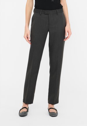 Pantaloni grigi a righe con taglio dritto, vita media e passanti per cintura, realizzati in un tessuto leggero e morbido.