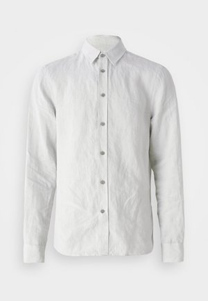 Camisa de linho branca de manga longa com colarinho pontudo, sete botões na frente e tecido ligeiramente texturizado.
