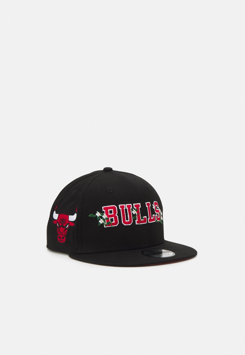 Gorra snapback negra con bordado rojo "BULLS" y acentos florales, presentando un logo de toro rojo en la parte frontal y un diseño de visera plana.
