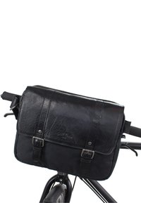 Borsa a tracolla nera in pelle con finitura testurizzata, forma rettangolare, due chiusure a fibbia e un compartimento con zip superiore, montata su una bicicletta.