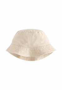 Cappello a secchio in cotone beige con una texture morbida, cupola profonda e ampia visiera floppy. Presenta un delicato dettaglio di cucitura lungo il bordo della visiera.