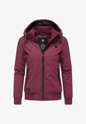 Bordowa kurtka z kapturem, zapinana na zamek, z czarnymi detalami zamka błyskawicznego, kapturem ze sznurkiem i dwiema bocznymi kieszeniami. Wykonana z teksturowanej tkaniny oraz z akcentami logo.