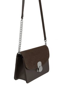 Borsa a mano in pelle marrone con pattina in suede, dotata di una chiusura in metallo argentato e di una tracolla a catena. La borsa ha una forma strutturata e dettagli minimi.