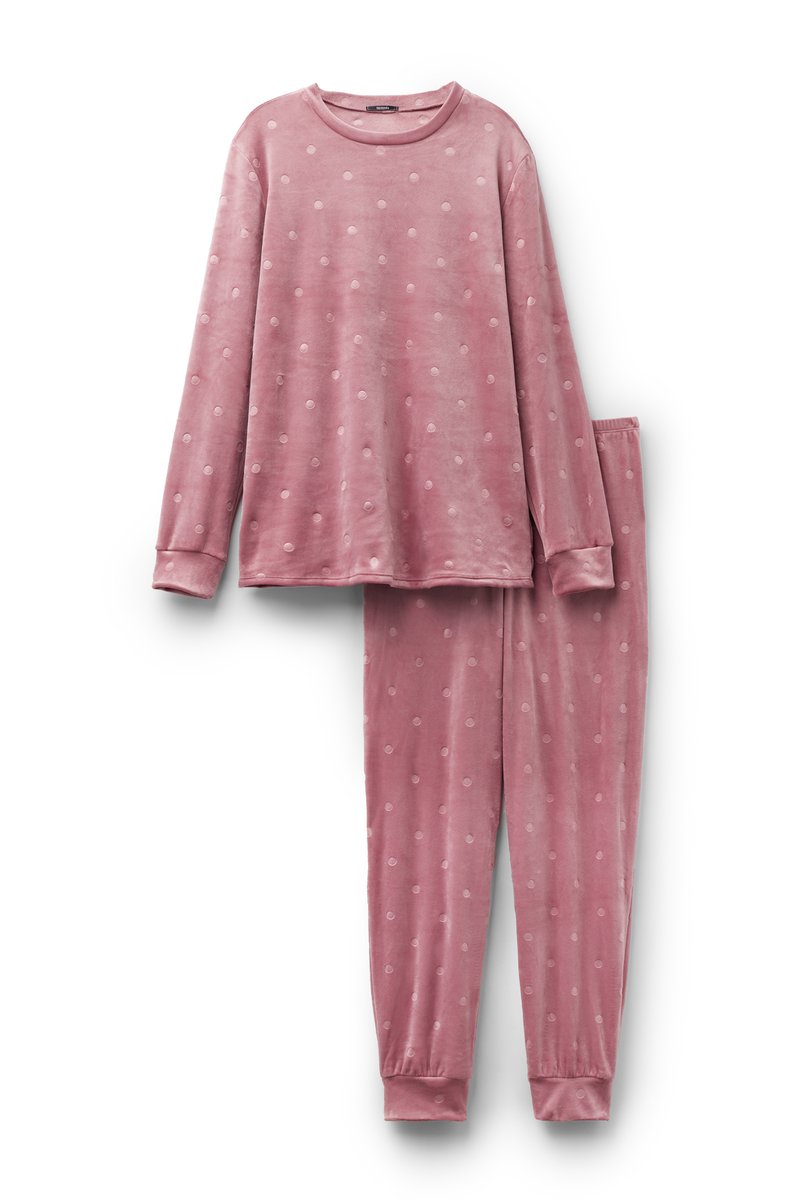Conjunto de loungewear rosa y suave con top de manga larga y pantalones de cintura elástica. Presenta lunares blancos y puños acanalados.