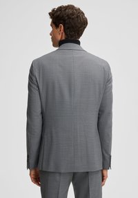 Grau maßgeschneiderte Anzugjacke mit dezentem Karo-Muster, schwarzem Kragen und strukturierten Schultern. Rückansicht zeigt die taillierte Passform.