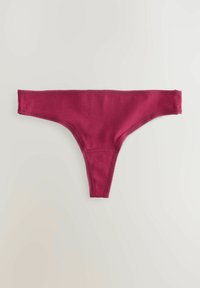 String maroon en tissu doux, avec une taille fine et des bords festonnés, conçu pour un minimum de couverture et un confort optimal.