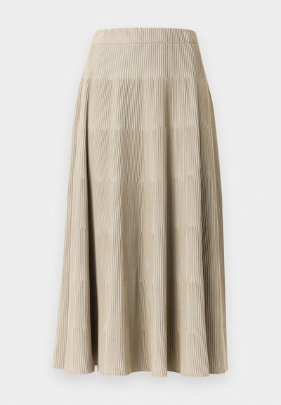 Μπεζ πλισέ φούστα με υφή ύφασμα. Διαθέτει κάθετες ρίγες και φουσκωτό σχέδιο, καταλήγοντας λίγο κάτω από το γόνατο.