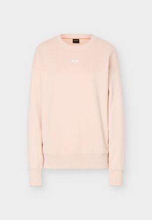 Sweat-shirt à manches longues rose clair avec col rond, poignets et ourlet en côte, arborant un petit logo BOSS blanc centré sur la poitrine.