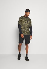 Under Armour ABC CAMO - T-shirt med print - black/khaki