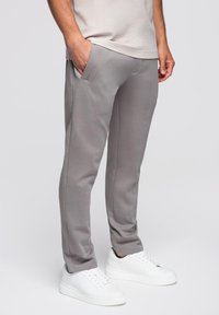 Grijze joggingbroek met zijzakken, taps toelopend ontwerp en een zachte textuur. Draag ze met witte sneakers voor een casual look.