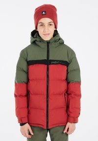 Giacca puffa rossa e verde con una striscia orizzontale nera, chiusura con zip e cappuccio. Presenta tasche laterali e un logo sul petto.