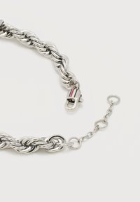 Ασημένιο στριφτό κολιέ αλυσίδα με κούμπωμα τύπου αστακού, διακοσμημένο με κόκκινες, λευκές και μπλε ρίγες, και ρυθμιζόμενη αλυσίδα συνδέσμων πάνω σε λευκό φόντο.