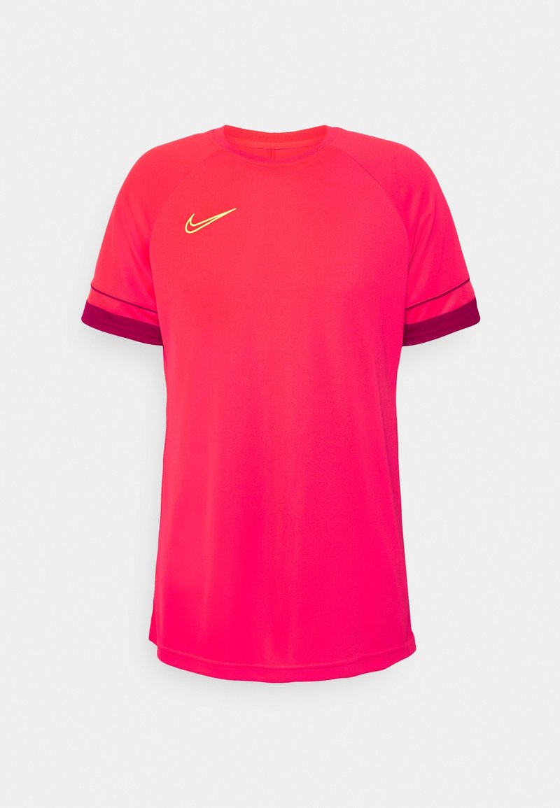 Camiseta deportiva magenta con cuello redondo, mangas cortas y acentos en púrpura oscuro en los bordes de las mangas. Logo de Nike en amarillo.