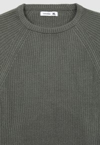 Maglione grigio a maglia con scollatura rotonda, texture a coste e maniche raglan. L'etichetta riporta "Terranova" e la taglia "XL".