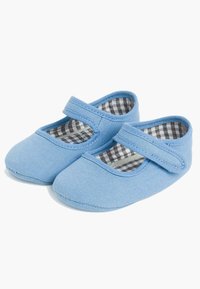 Jasnoniebieskie buty dla małych dzieci w stylu Mary Jane z paskiem, teksturowana powierzchnia i czarno-biała kratka wewnętrzna.