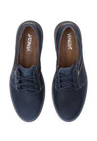 Granatowe skórzane buty z zaokrąglonym czubkiem, wiązane, z kontrastowym stębnowaniem. Widoczna brązowa wkładka, gładka faktura.