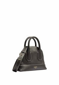 Sac à main en cuir noir avec une texture grainée, doté de deux poignées courtes, d'une bandoulière réglable et de quincaillerie dorée. Logo Lancel à l'avant.