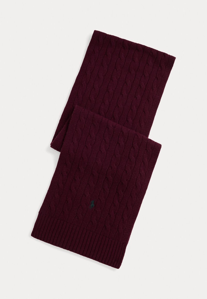 Sciarpa lavorata a maglia bordeaux con motivo a treccia, bordi a coste e un piccolo logo verde, realizzata in un morbido materiale tessile.