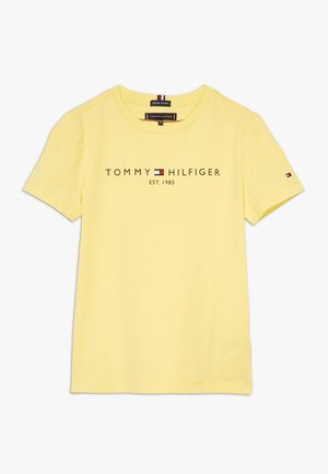 Gul kortærmet bomuld t-shirt med teksten "Tommy Hilfiger EST. 1985" og flaglogo på brystet og lille flaglogo på venstre ærme.