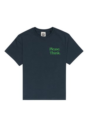 Granatowy t-shirt z krótkim rękawem z zielonym napisem po lewej stronie klatki piersiowej o treści „"Please. Think."” i okrągłym dekoltem.