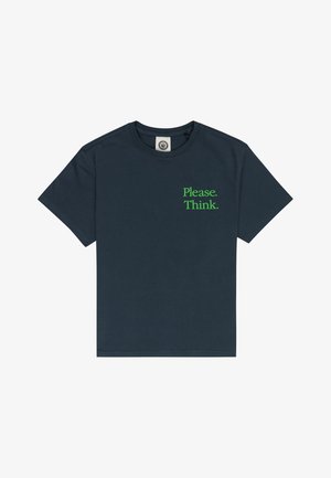 T-shirt bleu foncé à manches courtes avec un texte vert sur la poitrine gauche indiquant « "Please. Think." » et un col rond.