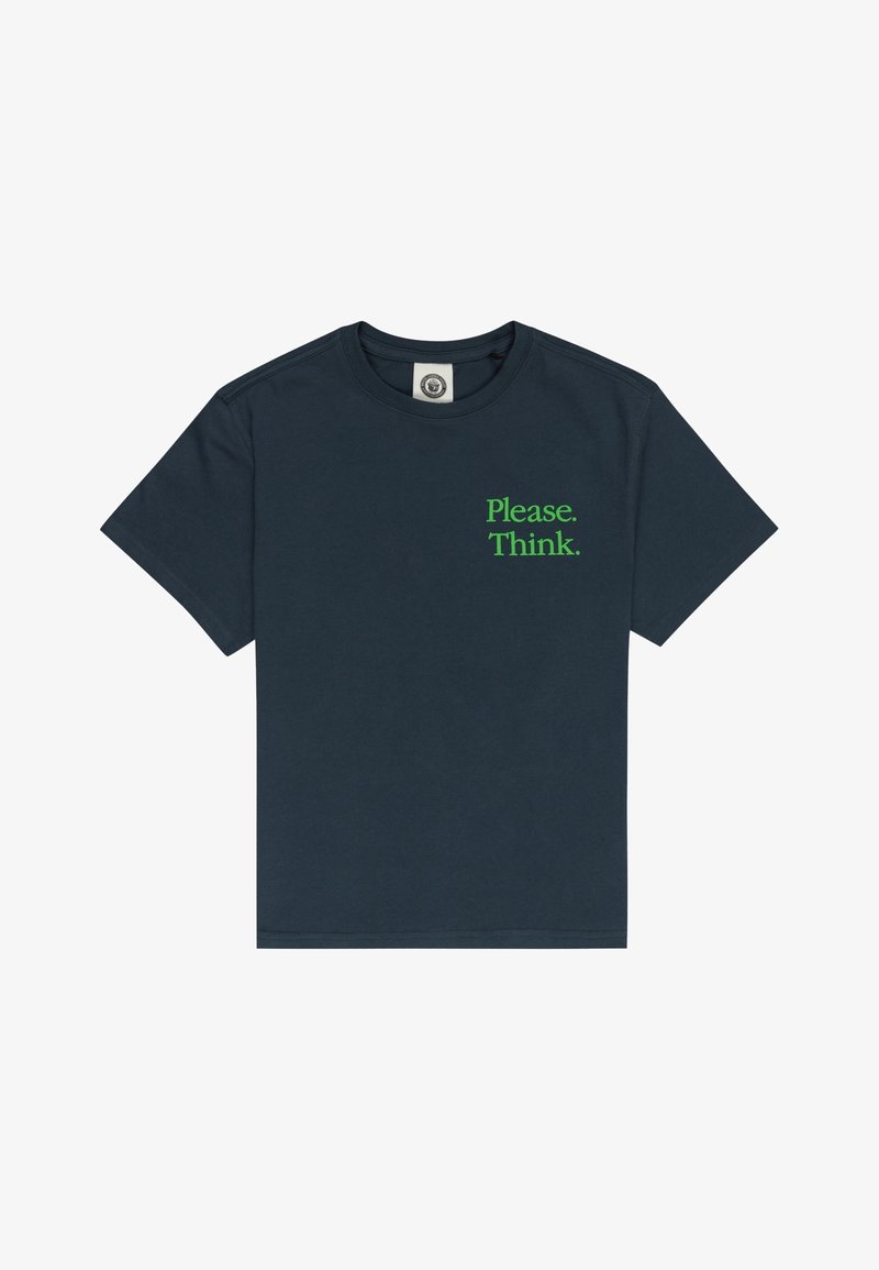 T-shirt bleu foncé à manches courtes avec un texte vert sur la poitrine gauche indiquant « "Please. Think." » et un col rond.