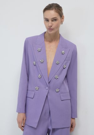 Lavendel Blazer mit tiefem V-Ausschnitt und silbernen floralen Verzierungen. Maßgeschneiderte Form, zwei Vordertaschen und leicht strukturiertes Material.