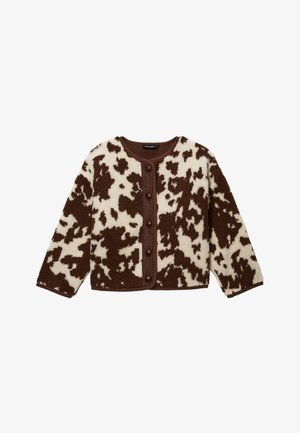 Veste en polaire marron et blanche avec motif vache, col rond et cinq boutons marron sur le devant.