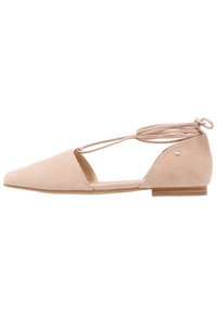 Ballerine in suede beige con punta affilata, design laterale aperto e dettagli con lacci alla caviglia. Tacco piatto con un piccolo elemento decorativo.