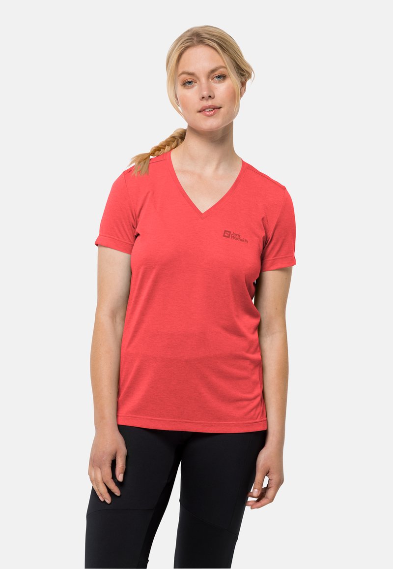V-hals, T-shirt met korte mouwen in heldere koraalkleur met een gestructureerde afwerking en subtiele branding. Gecombineerd met zwart, slim-fit broek.