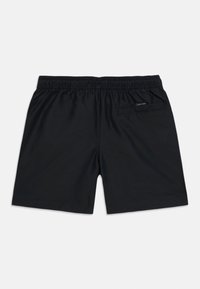 Sorte svømmeshorts med elastisk midjebånd, en baklomme med et logomerke, og et glatt, lett stoff.