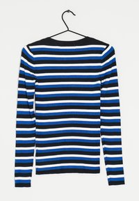 Prążkowany top z długim rękawem w poziome pasy w kolorach czarnym, białym oraz różnych odcieniach niebieskiego. Posiada okrągły dekolt i dopasowane rękawy.
