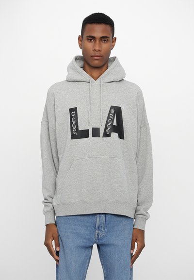 Grauer Kapuzenpullover mit einer vorderen Kängurutasche und schwarzem "L.A"-Textdesign. Der Stoff hat eine weiche Textur mit gerippten Bündchen und Saum.
